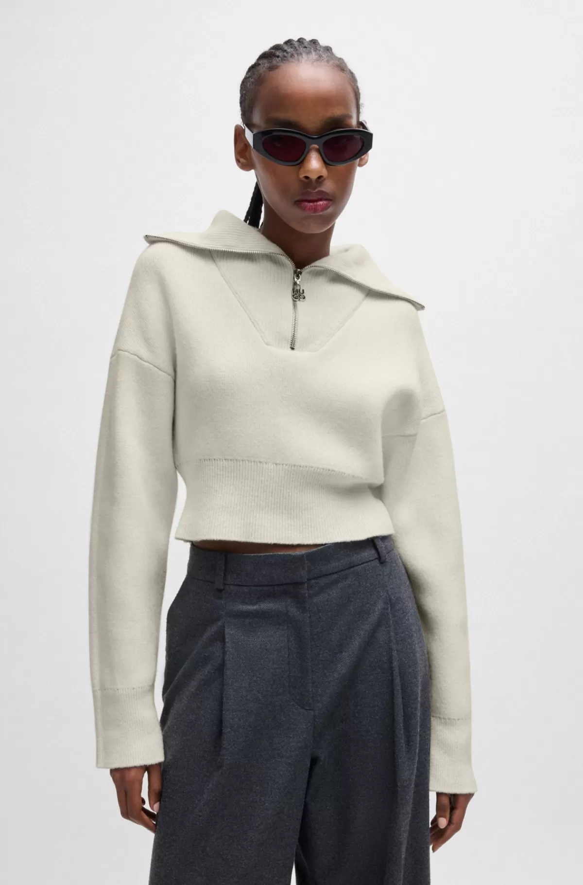 HUGO BOSS Afkortet Sweater Med Stablet Logo-vedhæng På Lynlåsen Hvid Best