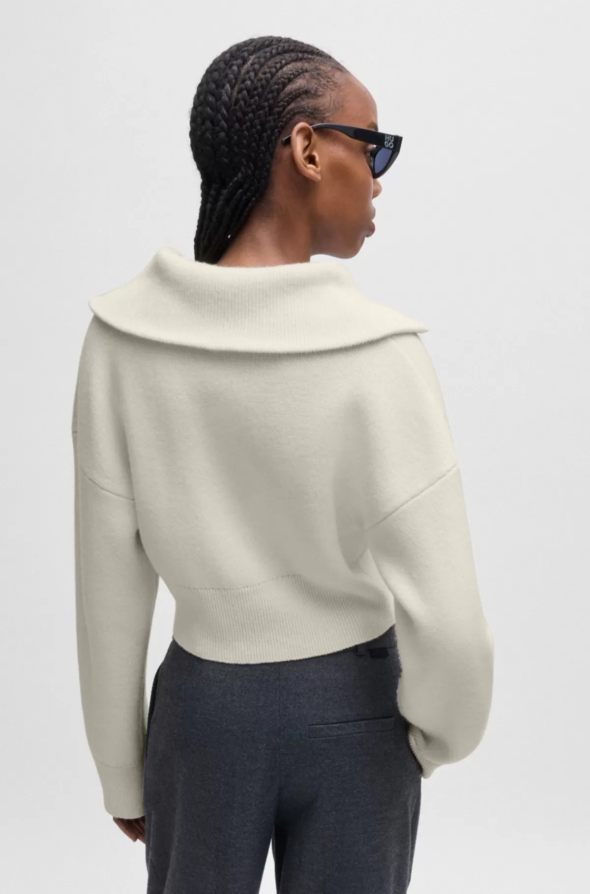 HUGO BOSS Afkortet Sweater Med Stablet Logo-vedhæng På Lynlåsen Hvid Best