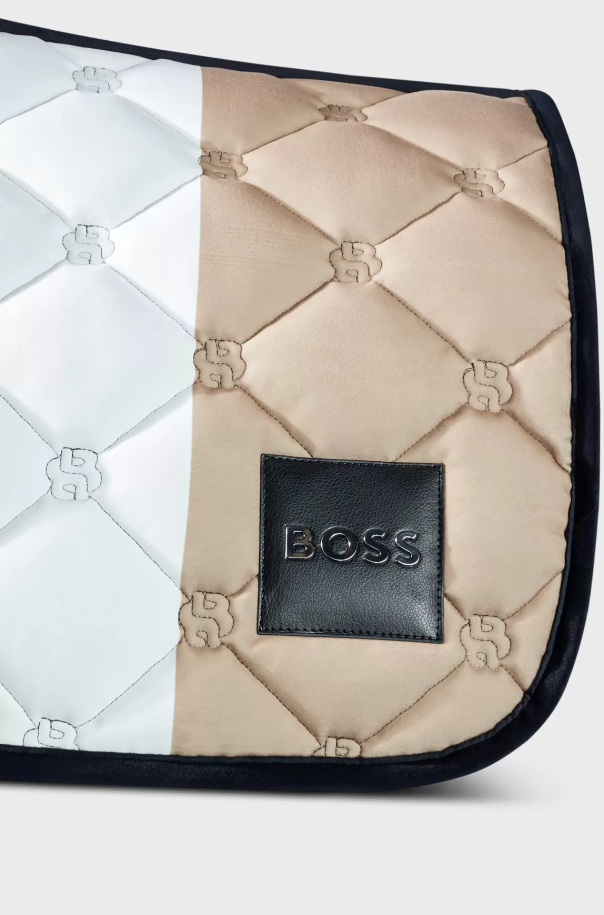 HUGO BOSS Signaturstribet Springsadelunderlag Til Hestesport Med Dobbelt B-monogrammer Beige Clearance
