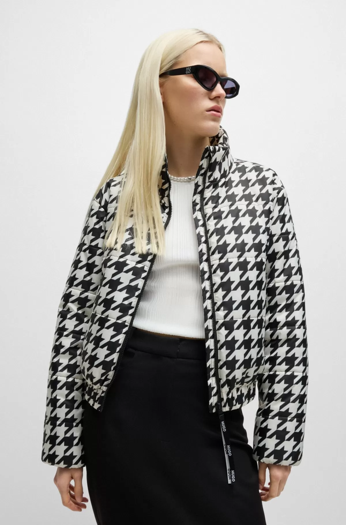 HUGO BOSS Vandskyende Jakke Med Regular Fit Og Hanefjedsprint Hvid/sort Clearance