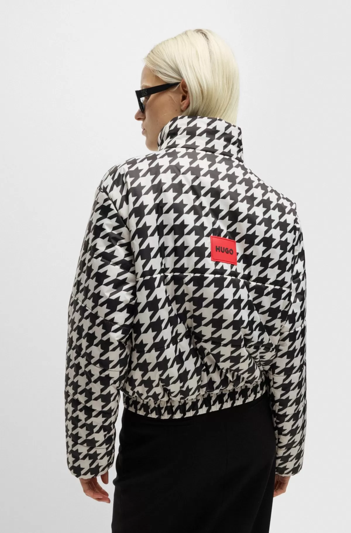HUGO BOSS Vandskyende Jakke Med Regular Fit Og Hanefjedsprint Hvid/sort Clearance